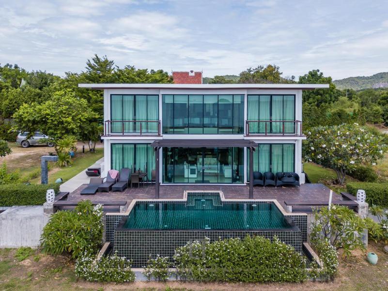 Beachfront Modern 4 Bedroom Pool Villa - Rv Хуа Хин Екстериор снимка