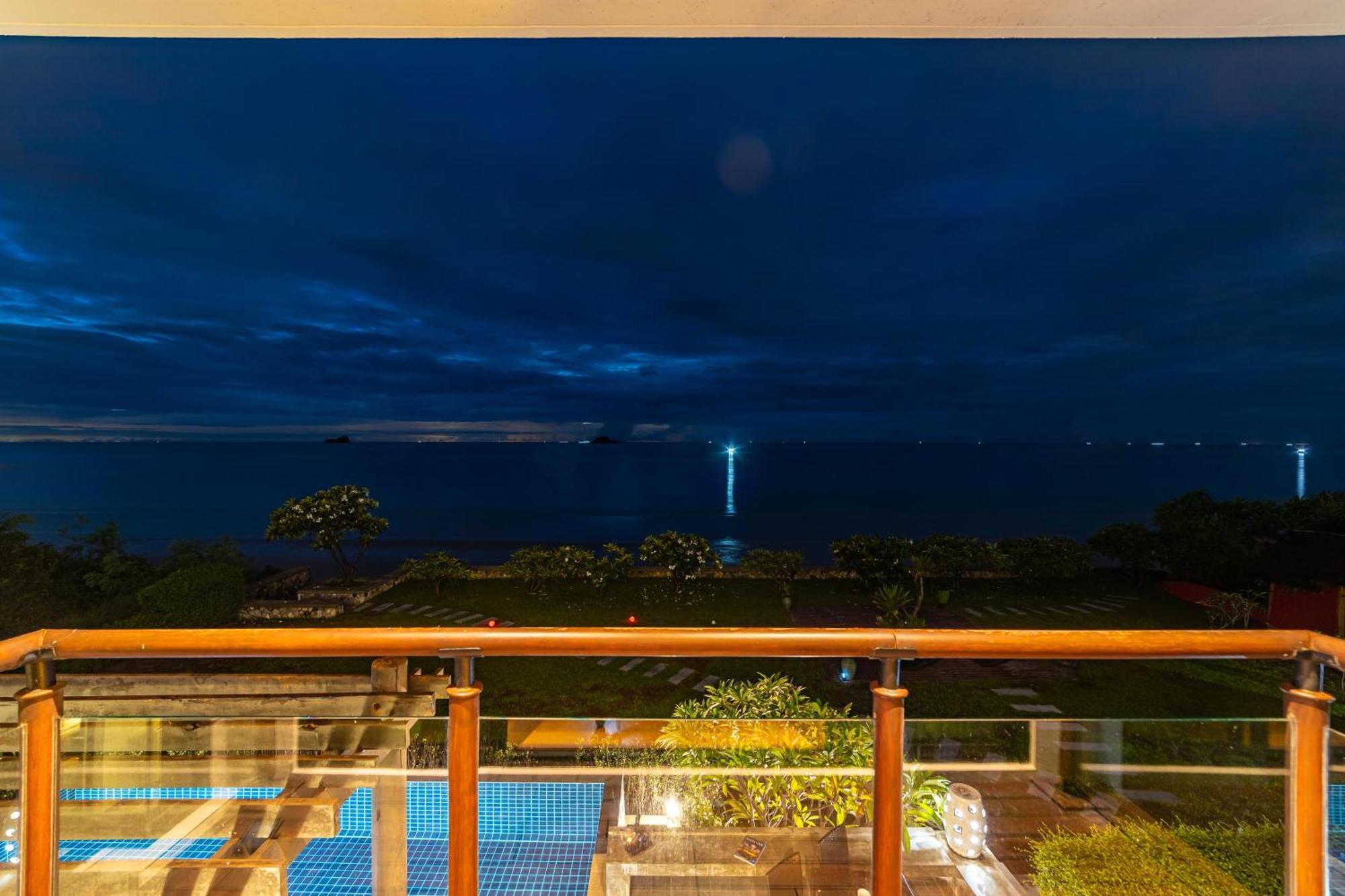 Beachfront Modern 4 Bedroom Pool Villa - Rv Хуа Хин Екстериор снимка